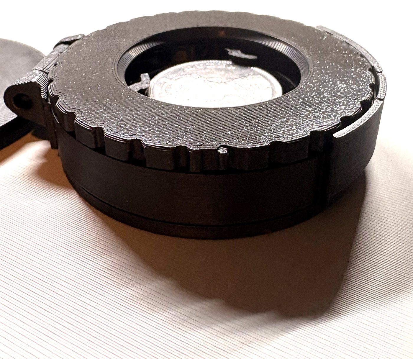 Capsule closed, seen from the side, knurled ring visible